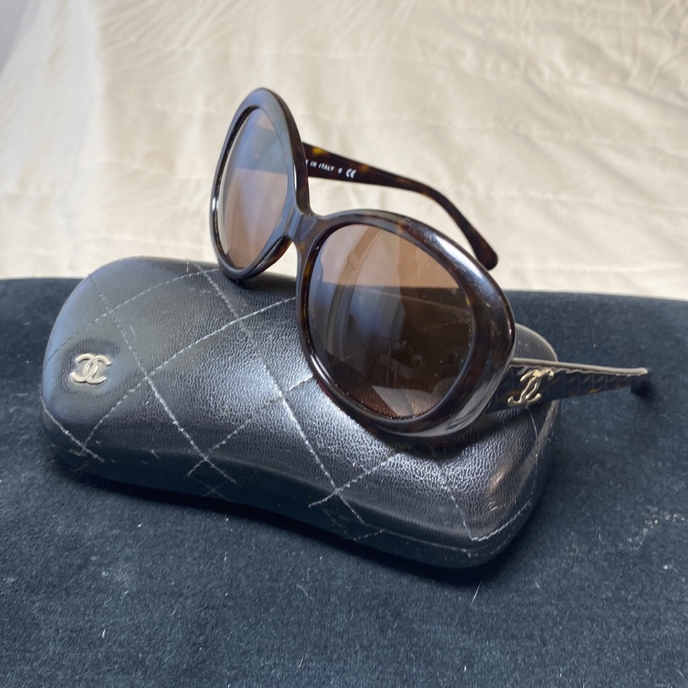 Chanel tortoiseshell sunglasses!